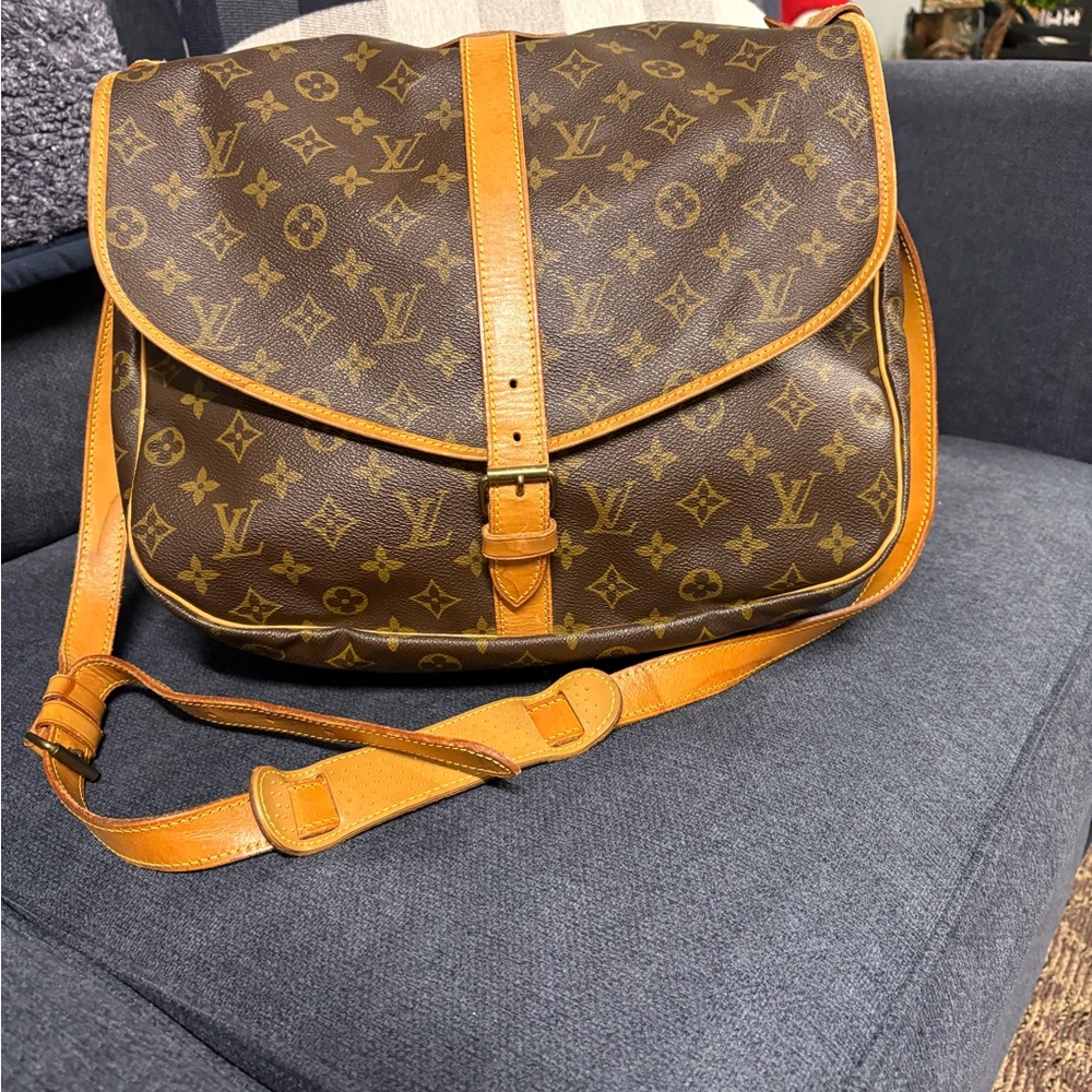 LOUIS VUITTON- Monogram Saumur 30
LIKE NEW Messenger Bag. 1991 Collection